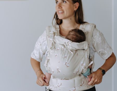 Mochila Fidella con bebé recién nacido